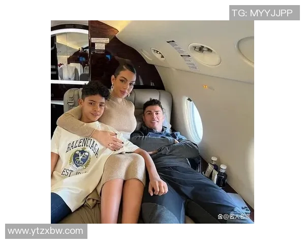 英国足球明星妻子的生活揭秘与背后的故事分享