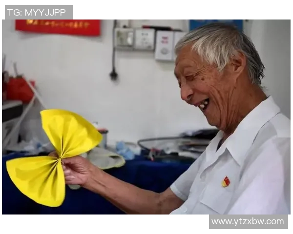 在街头邂逅足球传奇老人的温暖瞬间与人生感悟